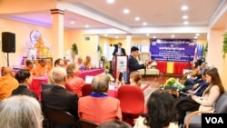 លោក Ralp J. Bunche ​អគ្គលេខាធិការ​នៃ​អង្គការ​​UNPO ថ្លែងទៅកាន់មហាសន្និបាតនៃសហព័ន្ធខ្មែរកម្ពុជាក្រោម​ កាលពីថ្ងៃសៅរ៍ទី ៨ ខែឧសភា ​អំពីការតស៊ូទាមទារ​សិទ្ធិស្វ័យសម្រេចរបស់ពលរដ្ឋខ្មែរកម្ពុជាក្រោម។ (ម៉ែន គឺមសេង/វីអូអេ) 