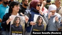 Wapalestina wakiomboleza kifo cha mwandishi Shireen Abu Akleh. REUTERS/Raneen Sawafta