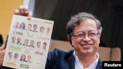 El candidato Gustavo Petro tras depositar su voto, en Bogotá, el 29 de mayo de 2022.