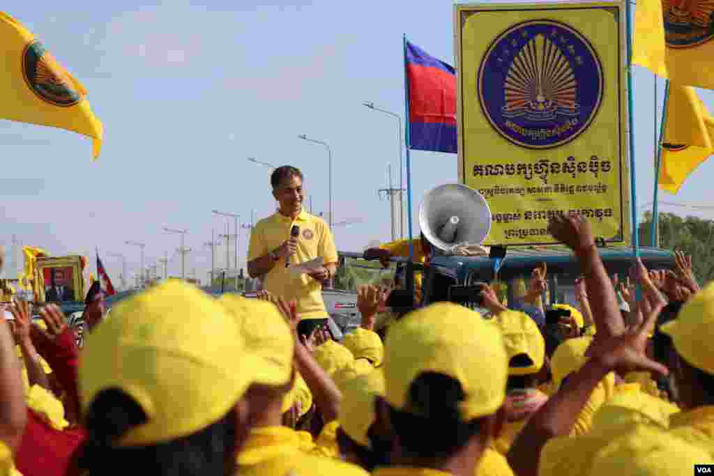 ព្រះអង្គម្ចាស់ នរោត្តម ចក្រា​វុធ​ ព្រះប្រធានគណបក្សហ្វ៊ុនស៊ិនប៉ិច​ បាន​ចូលរួមដង្ហែ​​​ក្បួន​ឃោសនា​ការបោះឆ្នោតឃុំសង្កាត់​អាណត្តិ​ទី៥ នៅក្រុងតាខ្មៅ​ នៃខេត្តកណ្តាល ថ្ងៃទី​២២ ខែឧសភា ឆ្នាំ២០២២​។ (លាស់​ លីប​លីប/វីអូអេ)