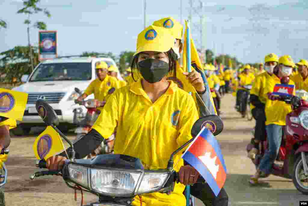 ទិដ្ឋភាព​ទូទៅ​នៃ​យុទ្ធនាការ​ឃោសនាបោះឆ្នោត​ឃុំសង្កាត់របស់​គណបក្ស​រាជា​និយម​ហ្វ៊ុន​ស៊ិន​ប៉ិច​ ដែល​មាន​ ​​ព្រះអង្គម្ចាស់ នរោត្តម ចក្រា​វុធ​ ជា​ព្រះប្រធានគណបក្ស​ នៅក្រុង​តាខ្មៅ​ ខេត្តកណ្តាល ថ្ងៃទី​២២ ខែឧសភា ឆ្នាំ២០២២​។ (ខាន់​ សុគុំមនោ/វីអូអេ)