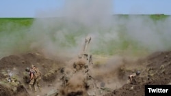 Las tropas ucranianas usan artillería de obús M777 suministrada por Estados Unidos en esta foto tuiteada por el Ministerio de Defensa de Ucrania, el 13 de mayo de 2022.