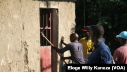 Bamwe mu Mbonerakure n'umupolisi w'Uburundi ku nzu y'uwukekwa gutunga ibirwanisho mu buraruko bwa Bujumbura