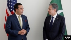 امریکہ اور پاکستان کے وزرائے خارجہ نیویارک میں مئی میں ہونے والی ملاقات کے بعد میڈیا سے گفتگو کر رہے ہیں (فائل فوٹو)