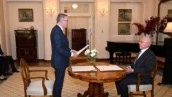 ཨོ་གླིང་གི་སྲིད་བློན་གསར་པས་ལས་ཁུར་དམ་འབུལ།