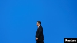 شی جین‌پینگ رئیس جمهوری چین «خریدار منابع انرژی و فروشنده اسلحه در خاورمیانه است که اعتنای چندانی به مسائل عمده ژئوپولیتیک، مثل روند صلح خاورمیانه و مذاکرات اتمی با ایران ندارد.»