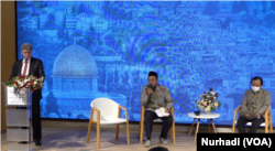 Duta Besar Palestina untuk RI, Dr. Zuhair Al Shun (berdiri) ketika menyampaikan Ambassadorial Lecture di kampus UII, Yogyakarta, Selasa (17/5).