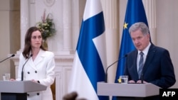 Rais wa Finland Sauli Niisto (R) akiwa na Waziri Mkuu wake Sanna Marin ambapo rais anatangaza rasmi nia ya kuomba uanachama kwa NATO akiwa Helsinki, May 15, 2022. 
