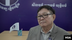 លោក សុន ឆ័យ អនុ​ប្រធាន​គណបក្ស​ភ្លើង​ទៀន ក្នុង​អំឡុង​ពេល​ផ្តល់​កិច្ចសម្ភាសន៍​ដល់​វីអូអេ នៅ​ទីស្នាក់ការ​កណ្តាល​របស់​គណបក្ស​ភ្លើងទៀន​ក្នុង​ទីក្រុង​ភ្នំពេញ ប្រទេស​កម្ពុជា។ (ខាន់ សុគុំមនោ/វីអូអេ)