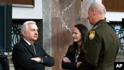 Senatori Jack Reed, kryetar i Komisionit të Senatit për Forcat e Armatosura, duke biseduar me Drejtoren e Zbulimit Kombëtar, Avril Haines, dhe Drejtorin e Agjensisë së Zbulimit të Mbrojtjes, Gjeneral Lietnant Scott Berrier (10 maj 2022)