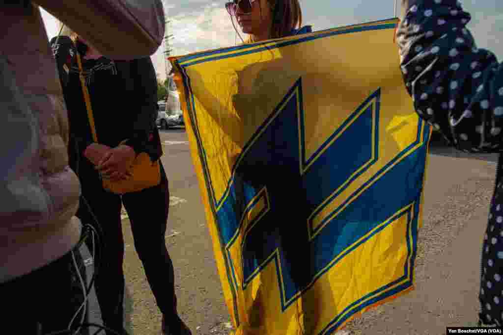 Relatives of soldiers of the Azov Battalion, who were fighting against the Russian troops inside the Azovstal steel plant, ask the U.N. to try to rescue the soldiers along with the civilians, in Zaporizhzhia, May 3, 2022. (Yan Boechat/VOA) 
