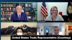 美国贸易代表发出照片显示，美国主管亚太地区贸易事务的副贸易代表莎拉∙比亚奇（右上）与台湾行政院政务委员兼经贸总谈判代表邓振中（左上）举行视频会晤。（2022年6月1日）