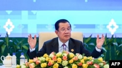 រូបឯកសារ៖ លោក​នាយករដ្ឋមន្ត្រី​ ហ៊ុន សែន ថ្លែង​សុន្ទរកថា​ក្នុង​សន្និសីទ​សារព័ត៌មាន​មួយ​នៅ​ក្នុង​ពិធី​បិទ​កិច្ចប្រជុំ​កំពូល​អាស៊ាន​លើក​ទី ៤០ និង​លើក​ទី ៤១ នៅ​រាជធានី​ភ្នំពេញ ថ្ងៃទី ១៣ ខែវិច្ឆិកា ឆ្នាំ២០២២។ 