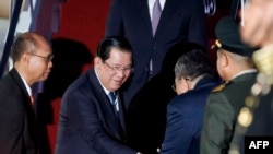 លោកនាយករដ្ឋមន្ត្រី ហ៊ុន សែន ពេលទៅដល់អាកាសយានដ្ឋានអន្តរជាតិ Ngurah Rai ដើម្បីចូលរួមកិច្ចប្រជុំកំពូលនៃក្រុមប្រទេសមានសេដ្ឋកិច្ចជឿនលឿនទាំង២០ G20 នៅកោះបាលី ប្រទេសឥណ្ឌូណេស៊ី កាលពីថ្ងៃទី ១៤ ខែវិច្ឆិកា ឆ្នាំ ២០២២។