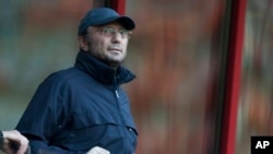 El poderoso Suleiman Kerimov es visto en la celebración de un partido de fútbol de la Europa League entre el Anzhi Makhachkala y el AZ Alkmaar en el estadio Lokomotiv en Moscú, el 23 de agosto de 2012.