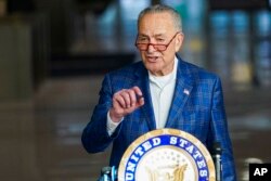 Arhiv - Lider većine u Senatu Chuck Schumer, demokata iz New Yorka, govori tokom konferencije za štampu u New Yorku, 13. ovembra 2022.