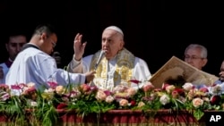Papa Francis wakati wa misa ya Pasaka, Vatican, Aprili 9. 2023.