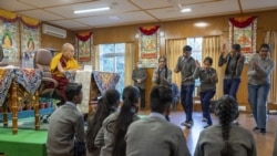 ༧གོང་ས་མཆོག་གིས་གཏོང་ལེན་དགེ་རྩའི་སློབ་གྲྭའི་ལས་དོན་ལ་བསྔགས་བརྗོད་གནང་། 