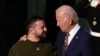 El presidente Joe Biden da la bienvenida al mandatario ucraniano Volodymyr Zelenskyy en la Casa Blanca en Washington, el 21 de diciembre de 2022. 