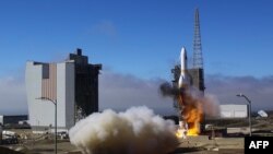 Sebuah roket wahana antariksa sedang bersiap meluncur dari Pangkalan udara Vandenberg di California, 24 September 2022.Seorang WN China telah ditahan karena menerbangkan drone di atas pangkalan itu pada November 2024. (Foto: Matt Hartman/AFP)