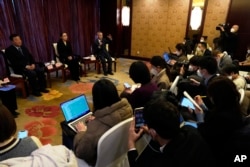 中國疾控中心流行病學首席專家吳尊友(右)在北京舉行的記者會上講話。（2022年12月29日）