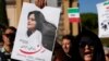 ARCHIVO - La gente protesta por el fallecimiento de Mahsa Amini, una mujer que murió bajo custodia policial en Irán, durante una manifestación en el centro de Roma, el 29 de octubre de 2022.
