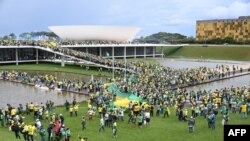 Apoiantes de Jair Bolsonaro invadem o Palácio Presidencial em Brasília, 8 Janeiro 2023