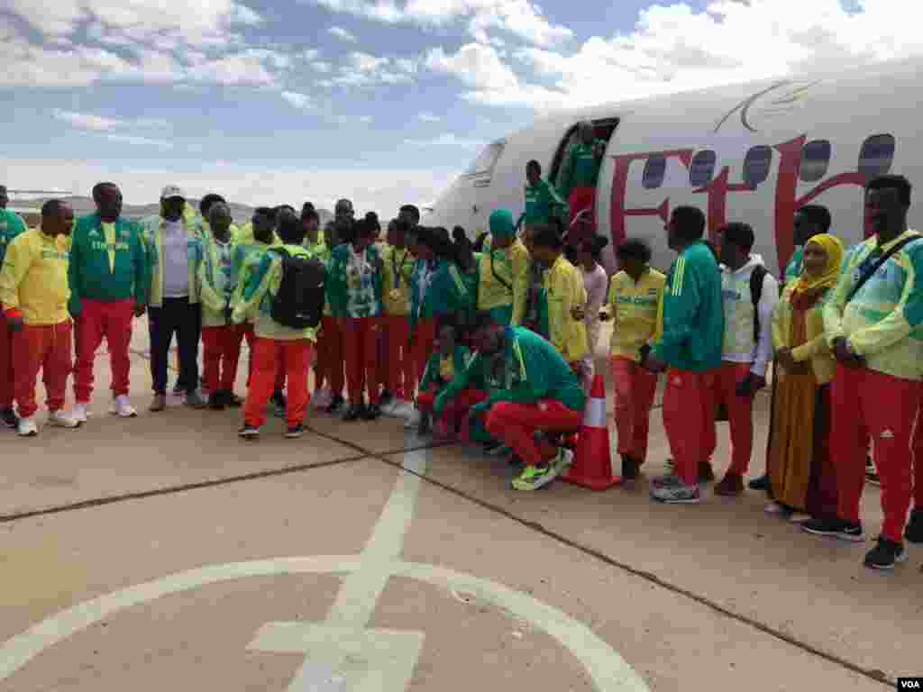 የኢትዮጵያ አትሌቲክስ ፌዴሬሽን ፕሬዚዳንት በአትሌት ደራርቱ ቱሉ የሚመራው ልዑክ አትሌቶቹን ከቤተሰቦቻቸው ጋራ ለማገናኘት መቐለ ከተማ ገብቷል፡፡