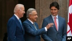 Prezidan Joe Biden, Prezidan Meksik Andres Manuel Lopez Obrador epi Premye Minis Kanadyen Justin Trudeau pandan Rankont o Some Lide Amerik di No yo nan Meksiko Siti, Meksik, 10 Janvye 2023. 