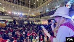 Las familias y los amigos se reúnen en hogares, parques, espacios abiertos, entre otros, para compartir la tradición de nueve días de celebración antes de Navidad [Foto: Karen Sánchez/VOA]