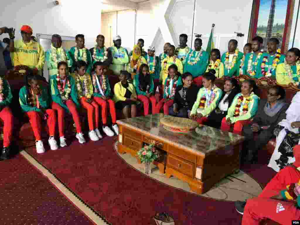 የኢትዮጵያ አትሌቲክስ ፌዴሬሽን ፕሬዚዳንት በአትሌት ደራርቱ ቱሉ የሚመራው ልዑክ አትሌቶቹን ከቤተሰቦቻቸው ጋራ ለማገናኘት መቐለ ከተማ ገብቷል፡፡