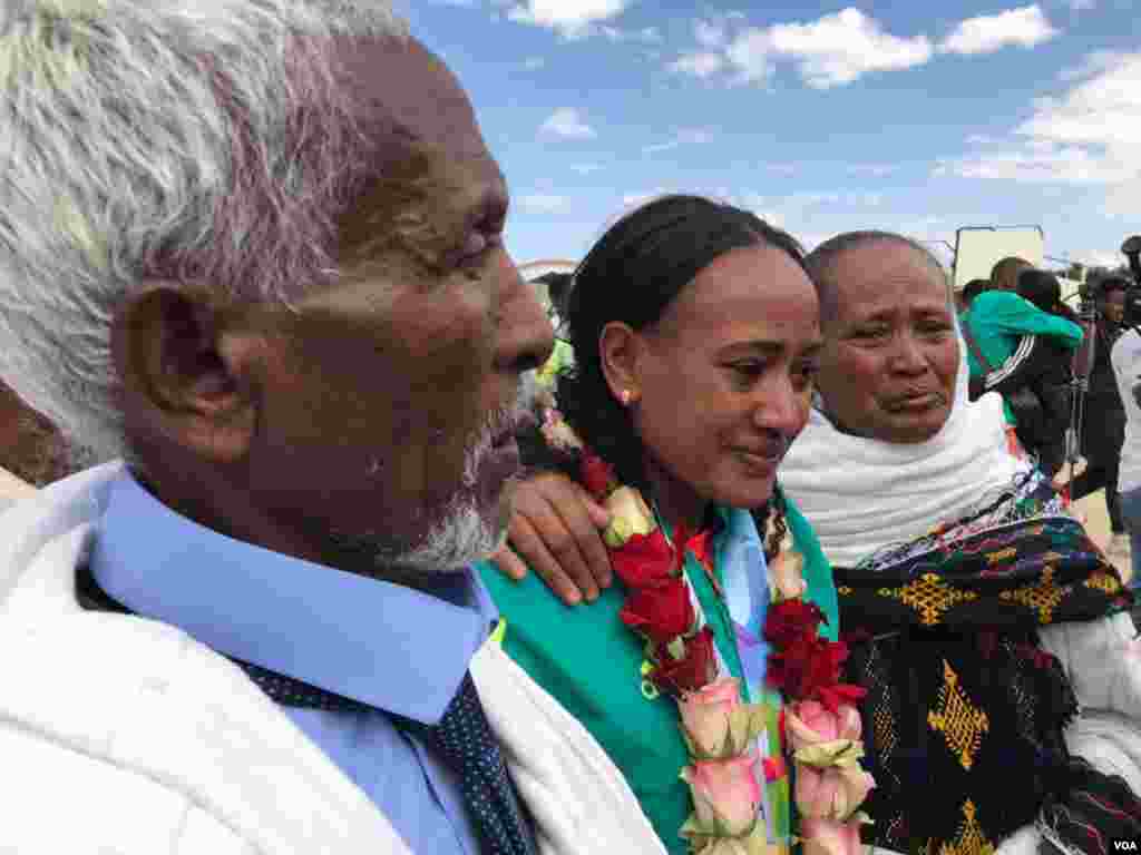 አትሌት ጎተይቶም ገብረስላሴ ከወላጆቿ ጋር ተገናኘች