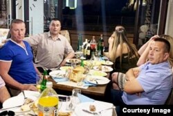 Dugogodišnji prijatelji: komesar Mujo Koričić, policajac Elvedin Džigum i bivši komandir PJ Bihać Šemsudin Dedić na zajedničkom druženju (Foto: Facebook)