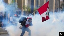 秘魯警方在首都利馬向抗議人士發射催淚瓦斯（2022年12月12日）