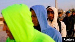 ARCHIVO - Migrantes venezolanos hacen fila para recibir alimentos donados cerca del río Bravo en Ciudad Juárez, México, 17 de diciembre de 2022.