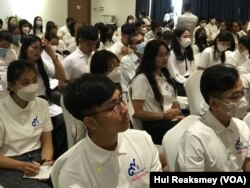 យុវជនចូលរួមក្នុង​កម្មវិធី​ប្រារព្ធ​ទិវាប្រឆាំង​អំពើ​ពុក​រលួយ​អន្តរជាតិ​ ទីក្រុង​ភ្នំពេញ​ ថ្ងៃទី​៨ ខែធ្នូ ឆ្នាំ​ ២០២២។ (ហ៊ុល រស្មី/វីអូអេ)