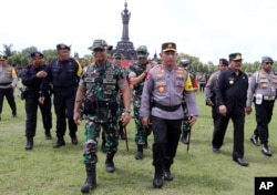 Dari depan; Kapolri Listyo Sigit Prabowo (kanan) bersama Kapolri Andika Perkasa (kiri), saat berlangsungnya parade keamanan menjelang pertemuan G20 di Bali, Senin, 7 November 2022. (AP/Firdia Lisnawati)