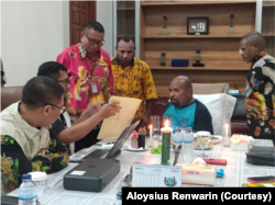 Lukas Enembe (berkaos biru) diperiksa dua penyidik KPK di kediamannya, Kamis (3/11). (Foto: Courtesy/Aloysius Renwarin)