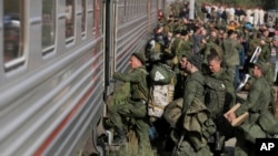 FILE - Wanajeshi wa Russia walioandikishwa wakipanda treni kituo cha Prudboi, mkoa wa Volgograd, Russia, Sept. 29, 2022. 