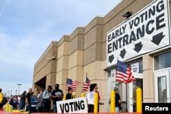 Wakazi wa eneo la Columbus, Ohio, Nov. 5, 2022, wakisubiri kupiga kura zao katika uchaguzi wa katikati ya muhula 2022.