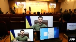 Predsjednik SAD Volodimir Zelenski obraća se južnokorejskom parlamentu preko video linka, u Seulu, 11. aprila 2022.