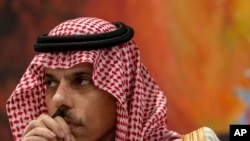 El ministro saudí de Asuntos Exteriores, el príncipe Faisal bin Farhan, asiste a una rueda de prensa sobre la guerra entre Israel y Hamás el viernes 8 de diciembre de 2023, en Washington.