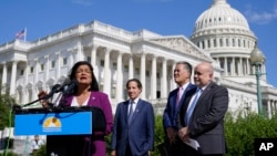 Законодавците велат дека дека дипломатските напори треба да бидат дел од пристапот на САД за ставање крај на војната, која има катастрофални последици