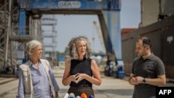 Denise Brown, (kati) mwakilishi mkazi wa UN na mratibu wa misaada ya kibinadamu nchini Ukraine