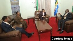 Rais wa Kenya William Ruto (Kulia) akizungumza na Waziri wa Mambio ya Nje wa Tanzania Stergomena Lawrence Tax. Ameandamana na mkewe, Rachel Ruto na Waziri mteule wa Mambo ya Nje wa Kenya, Alfred Mutua.