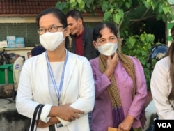 នាយិកា​មជ្ឈមណ្ឌល​សិទ្ធិមនុស្ស​កម្ពុជាអ្នកស្រី​ ចក់​ សុភាព​ (ឆ្វេង) បង្ហាញ​ខ្លួន​នៅ​តុលាការ​ក្រុងភ្នំពេញ​ ក្នុងនាម​ជាសាក្សីក្នុង​ចំណោម​សាក្សីផ្សេង​ទៀត​ ​ក្នុង​សំណុំ​រឿង​មេដឹកនាំ​នយោបាយ​ជំទាស់​លោក​ កឹម សុខា ទីក្រុង​ភ្នំពេញ​ ថ្ងៃទី​៥ ខែតុលា ឆ្នាំ​ ២០២២។ (ហ៊ុល រស្មី/​វីអូអេ)