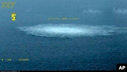 Kebocoran gas di Laut Baltik dari Nord Stream difoto dari pesawat Penjaga Pantai pada hari Rabu, 27 September 2022. (Penjaga Pantai Swedia melalui AP)