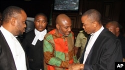 Nnamdi Kanu, a tsakiyar wasu lauyoyi a kotu a Abuja