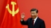 El presidente de China, Xi Jinping, saluda en un acto para presentar a los nuevos miembros del Comité Permanente del Politburó en el Gran Salón del Pueblo en Beijing, el domingo 23 de octubre de 2022. 