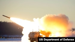 자료 사진: 미 육군 M142 고기동 포병 로켓 시스템(HIMARS)이 알래스카주 포트 그릴리에서 열린 레드 플래그-알래스카 21-1 훈련 중 포탄을 발사하고 있다. (2020년 10월 22일)